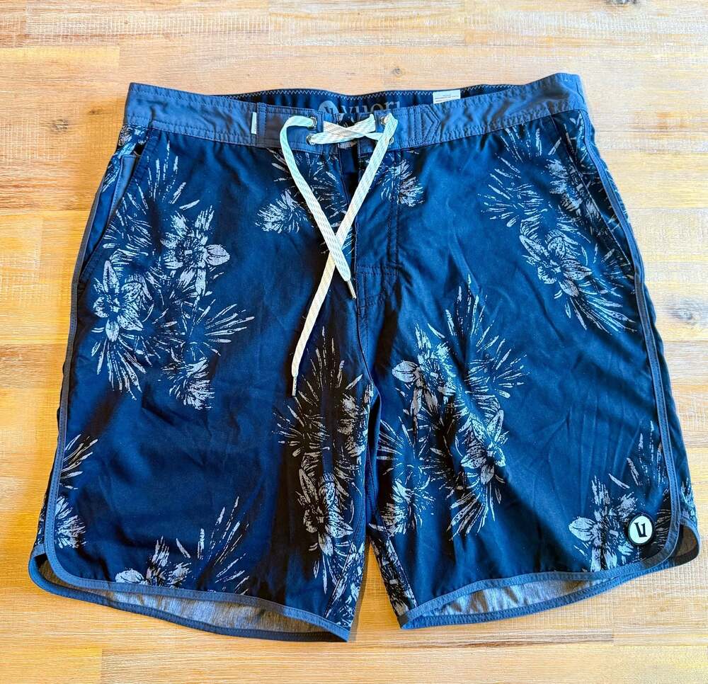 Vuori Cruise Board Shorts Men's 33 Dark Grey and Black Tropical Floral Leaf Prin